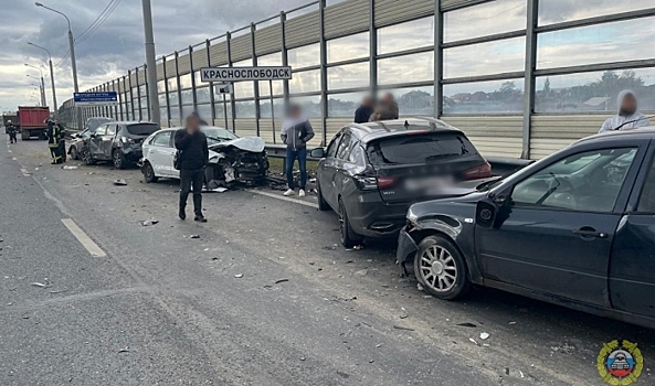Под Волгоградом столкнулись два грузовика, автобус и семь легковушек