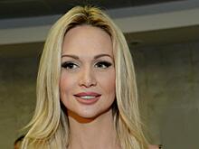 Виктория Лопырева в ярком платье с перьями и бриллиантах предстала в Дубае