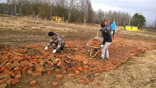 Не дождавшись дороги, многодетные семьи построили ее сами из битого кирпича