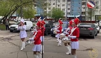 Ветеранов в Бибиреве поздравили концертами во дворах