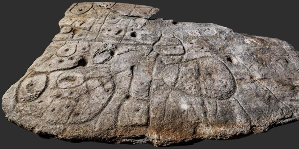 золотые монеты византийской империи. каменная плита древности. византийские монеты палеолог. сыр возрастом 4000 лет. книга история бога 4000 лет исканий в иудаизме христианстве и исламе.