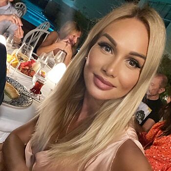 Виктория Лопырева продемонстрировала осиную талию в соблазнительном кожаном корсете