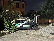 В Екатеринбурге 17-летняя девушка села за руль автомобиля и въехала в столб