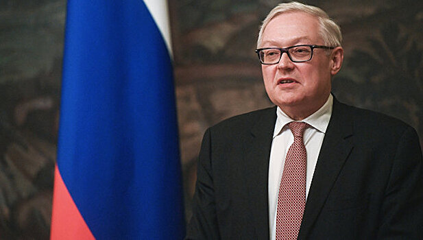 США продолжат "разыгрывать карту" о российской угрозе, заявил Рябков