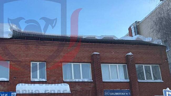 Крыша административного здания частично обрушилась в Мытищах