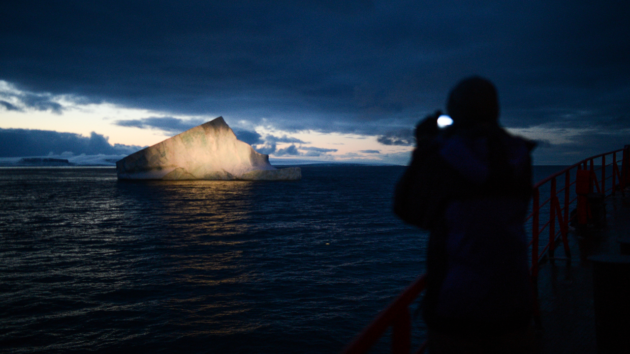 Профессор Зайков назвал опасным раскол айсберга А23а