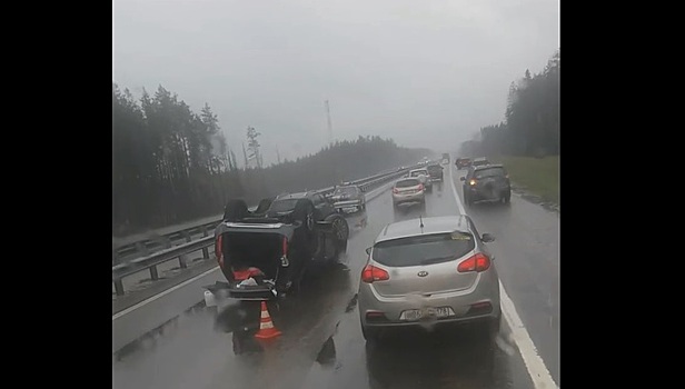 Авария с переворотом на шоссе в Ленобласти попала на видео