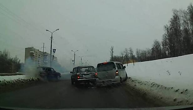 Водитель задымившейся "Волги" устроил необычное ДТП в Смоленске