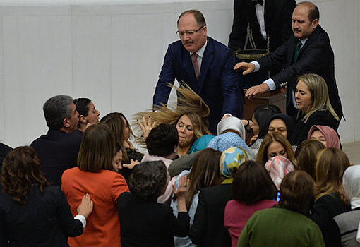 Женская драка в турецком парламенте попала на видео