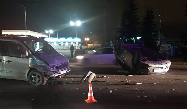 В Воронеже KIA Rio перевернулась на крышу после столкновения с Mercedes