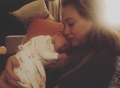 #мимими дня: Хилари Дафф кормит двухнедельную дочь грудью без отрыва от работы