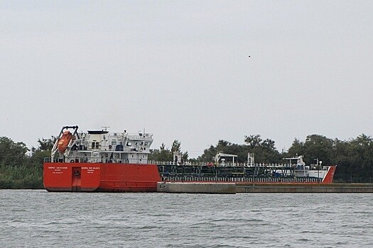 Буксировка тонущего танкера началась в Азовском море