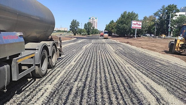 В Оренбурге на строящейся дороге на ул. Рокоссовского приступили к устройству ливневок