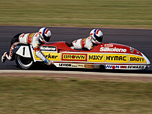 Авария Стива Уэбстера в гонках на мотоциклах в Ассене: экипаж улетел в ров – видео