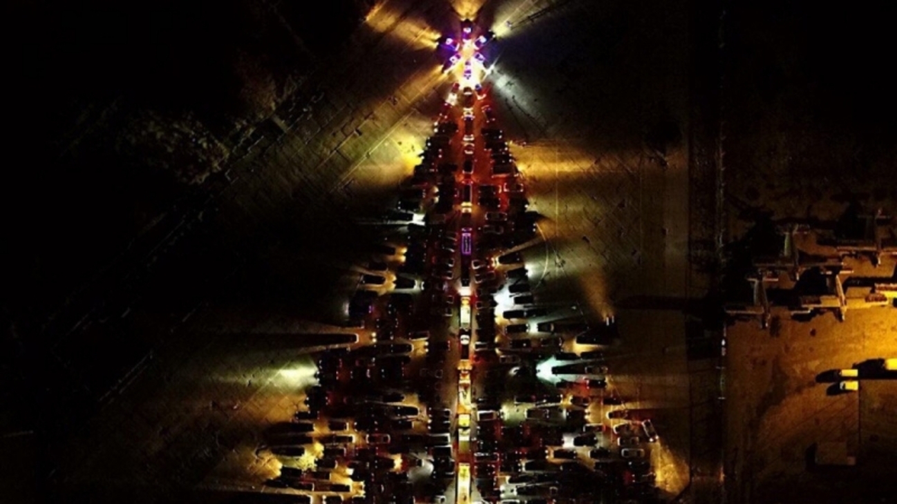 Елка из машин. Новогодняя елка из машин. Ёлка из автомобилей 2020. Калининград елка из машин