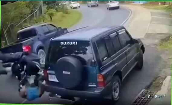 Байкер не справился с управлением и сбил водителя легковушки