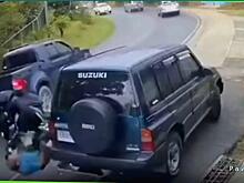 Байкер не справился с управлением и сбил водителя легковушки