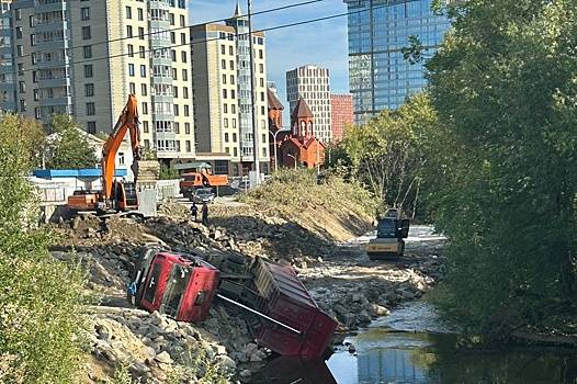 На набережной Исети, где вырубили деревья, опрокинулся самосвал