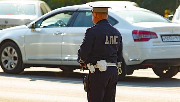 Может ли сотрудник ГИБДД вручать повестку водителю-призывнику