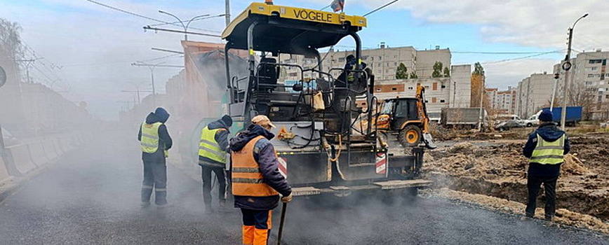 В Чебоксарах продолжается укладка асфальта на улице Гражданской