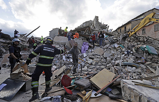 Число жертв землетрясения в Италии возросло до 290 человек