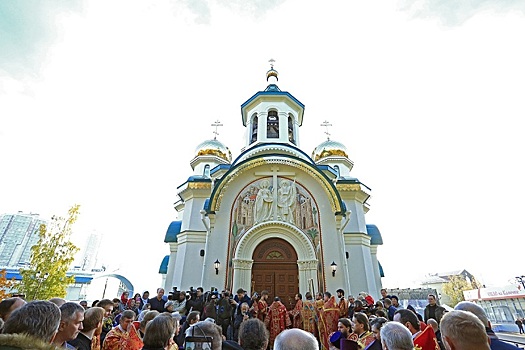 В Петербурге на горельефе храма рядом с Христом изобразили бизнесмена и его семью
