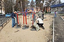 В отремонтированных дворах Комсомольска начали устанавливать детские площадки