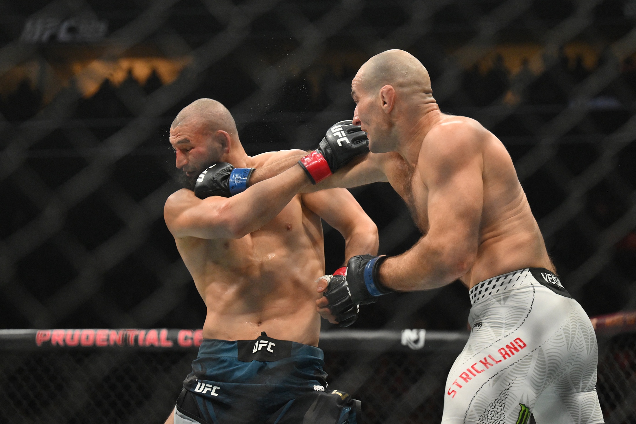 Чимаев сенсационно проиграл Стрикленду и лишился пояса чемпиона UFC