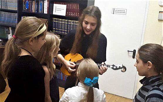 Сотрудники библиотеки № 26 Ховрина познакомили детей из ЦПСиД САО с музыкальными инструментами разных стран