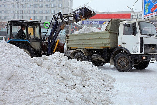 По поручению мэра Новосибирска в районах приступили к уборке крыш от снега