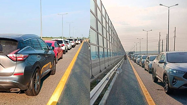 Двухчасовая очередь из автомобилей скопилась на подходе к мосту в Крым