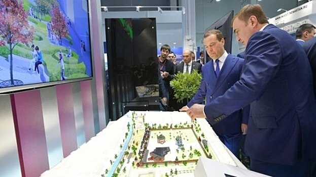 Медведев заявил, что госслужащие не могут позволить себе рисковать как в бизнесе