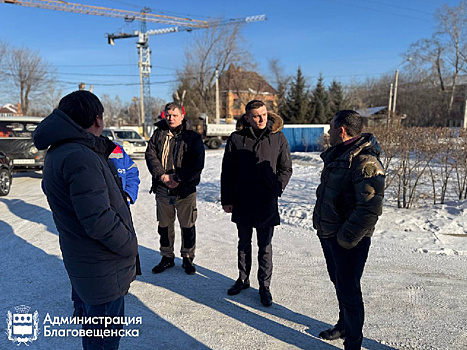 «Надо уйти от практики, когда каждый пытается переложить ответственность на другого»: мэр Благовещенска проверил дома, жители которых жалуются на холод