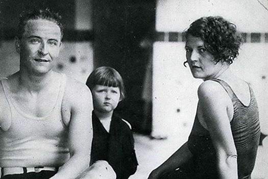 Фрэнсис Скотт Фицджеральд и Зельда Фицджеральд с дочерью, 1927 год