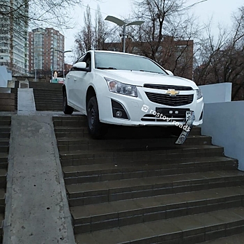 В Ростове автомобиль завис на пешеходной лестнице
