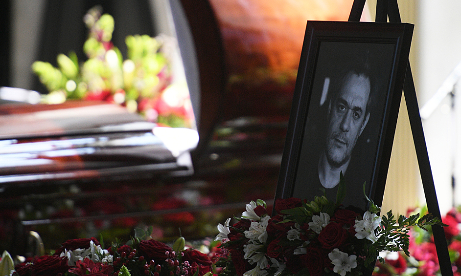 На Троекуровском кладбище Москвы началась церемония прощания с журналистом Сергеем Доренко.