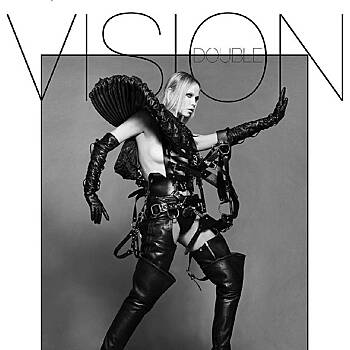 Российская модель оголила грудь в съемке для иностранного глянца