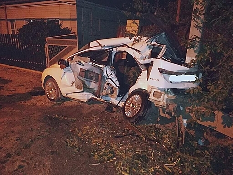 В станице Должанской Chevrolet врезался в стоящий Ford