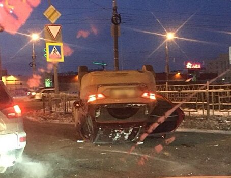 Автомобиль перевернулся после ДТП в Ижевске