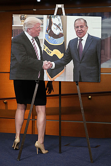 Фотография президента США Дональда Трампа, пожимающего руку премьер-министру России Сергею Лаврову. Она была выставлена на встрече демократов во время обсуждения возможных связей американского президента с российскими спецслужбами