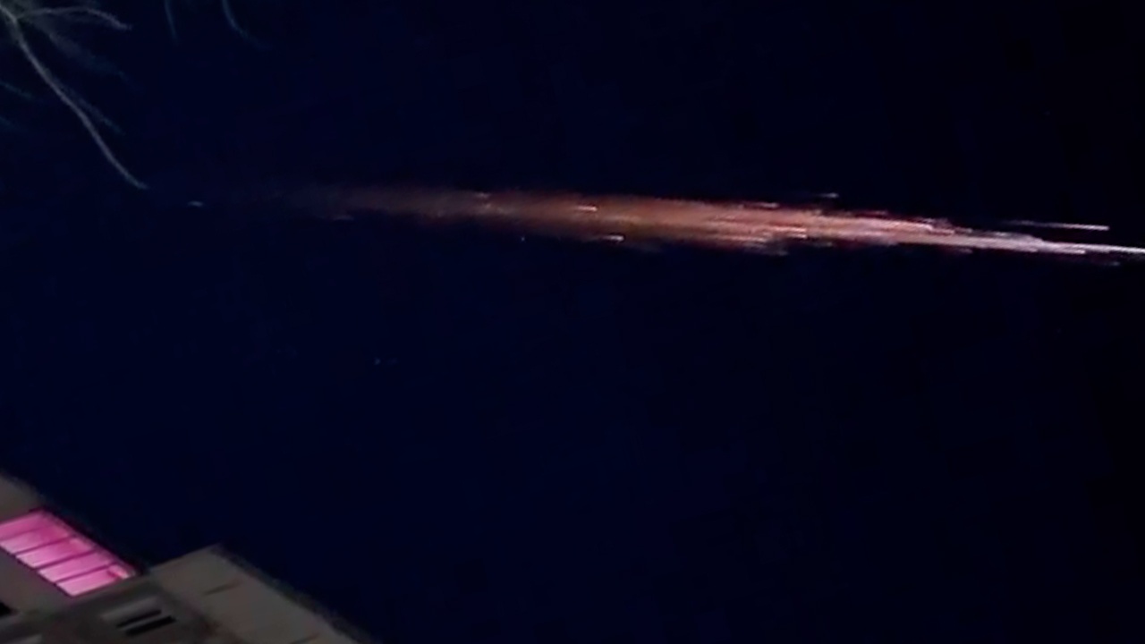 Жители Дальнего Востока засняли фееричный пролет редкой кометы Понса-Брукса