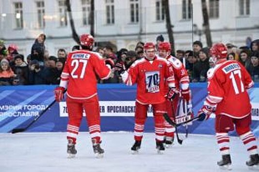 На Советской площади прошел матч с участием звезд хоккея