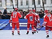 На Советской площади прошел матч с участием звезд хоккея