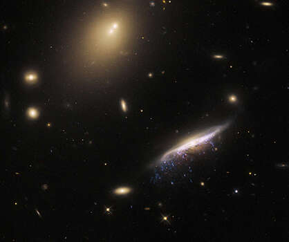 «Хаббл» наблюдает за галактикой JW100