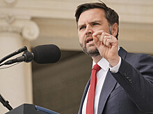 The Guardian обратила внимание на ковер у трапа при встрече Вэнса в Ереване