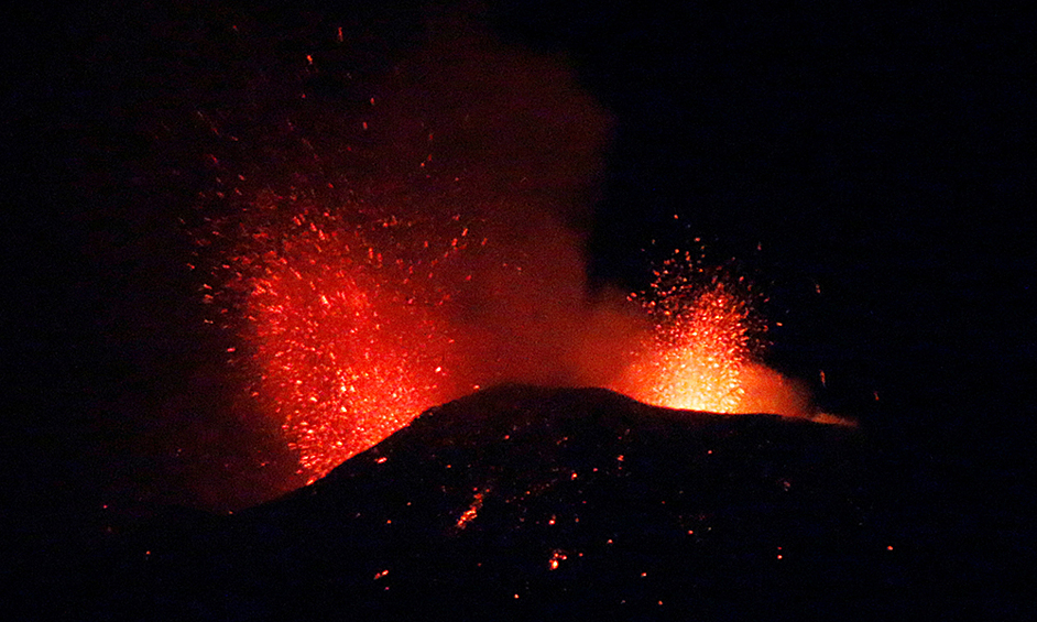 Из кратера вулкана бьют лавовые фонтаны высотой до 100 м, а плотный шлейф пепла поднялся примерно до 5 км. Об этом сообщает «Комсомольская правда». 