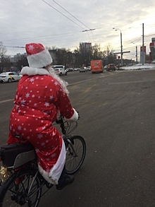 Деда Мороза на велосипеде заметили на улицах Нижнего Новгорода