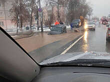Внедорожник провалился в яму на дороге в Самаре