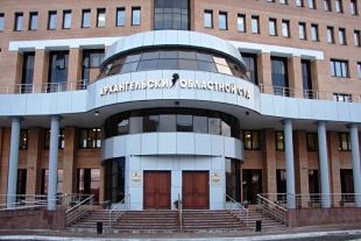 Суд Архангельска отменил штраф за фото с поверженными нацистскими знаменами