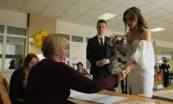 В Самаре молодожены в день бракосочетания отправились на выборы